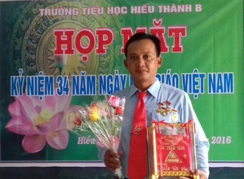 Anh Trần Văn Hòa với danh hiệu “Viên phấn vàng”